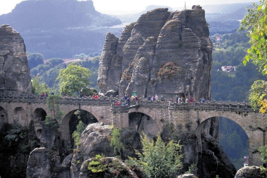 Skalní hrad Neurathen a vyhlídka Basteibrücke (Honza)