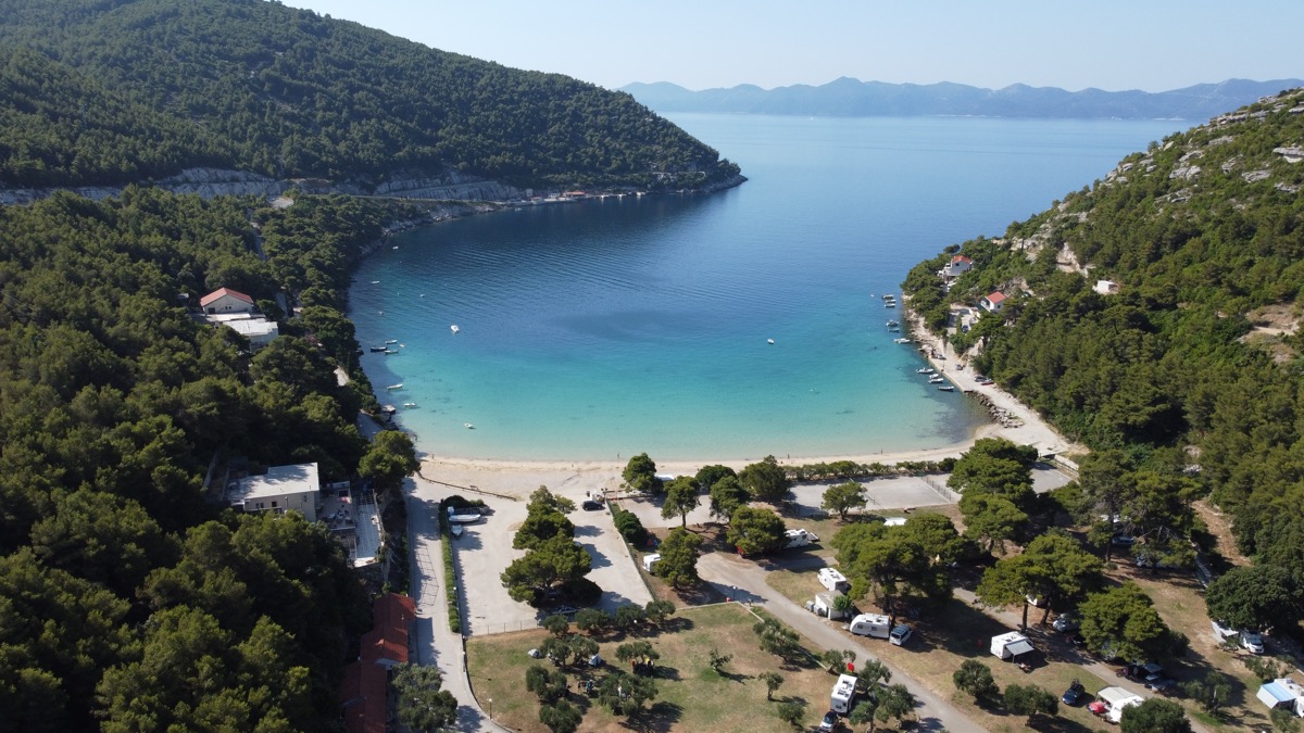 Písčitá pláž v Chorvatsku? Ojedinělé Prapratno (Táta)