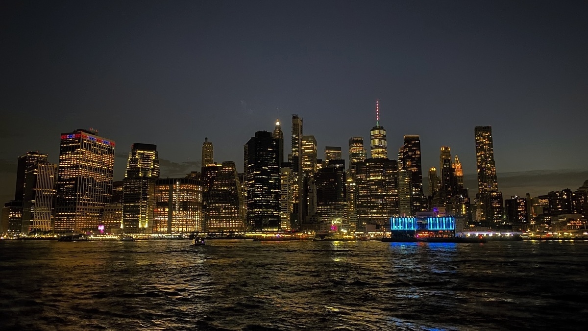 Noční skyline vyhlídka na dolní Manhattan (Táta)