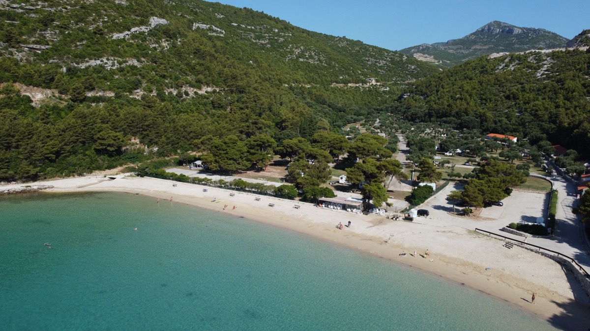 Písčitá pláž v Chorvatsku? Ojedinělé Prapratno